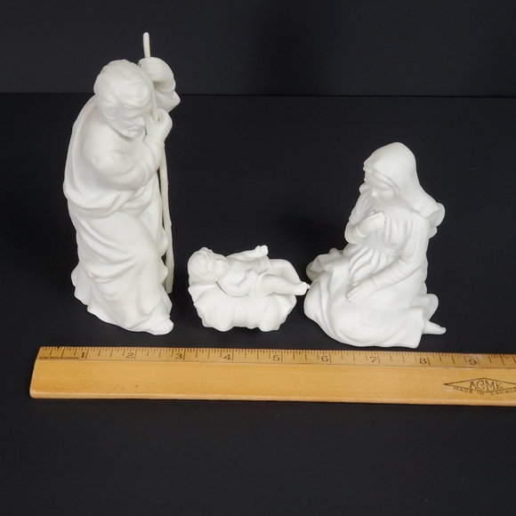 Avon Nativity Collectible Holy Family White Porcelain Christmas 1981 Boxed Set - Picture 10 of 13